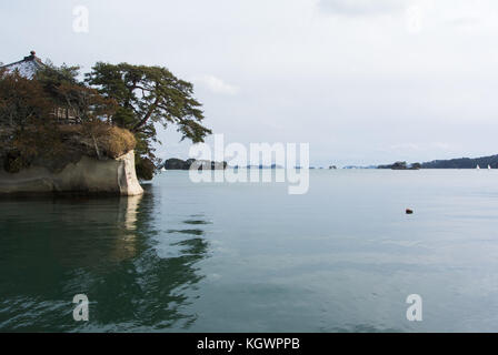 Un mare calmo, Matsushima Bay, Miyagi, Giappone (Godaido Temple Hall) Foto Stock