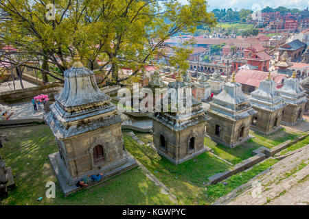 KATHMANDU, NEPAL 15 OTTOBRE 2017: Veduta aerea del complesso del tempio-crematorio Pashupatinath. Chiese cappelle dedicate a Vishnu Foto Stock
