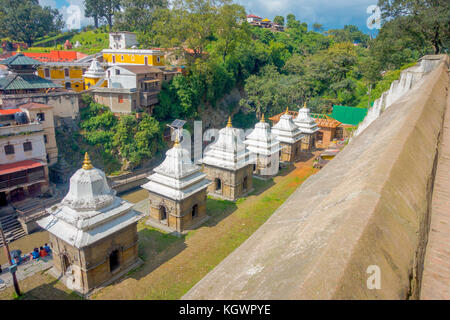 KATHMANDU, NEPAL 15 OTTOBRE 2017: Veduta aerea del complesso del tempio-crematorio Pashupatinath. Chiese cappelle dedicate a Vishnu Foto Stock