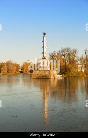 Saint-Petersburg, Russia - 02 novembre 2017: colonna chesme riflessa nel ghiaccio di un lago ghiacciato, Catherine park, Carskoe Selo Foto Stock