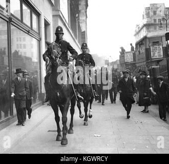 Montate i funzionari di polizia sul marciapiede durante i disoccupati tumulti a Londra durante la depressione Settembre 1931 Foto Stock