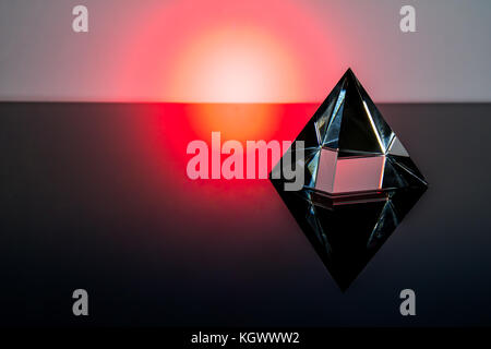 All'alba o al tramonto nel nuovo prendere sul vetro cristallo piramide. Foto Stock