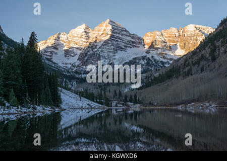 Maroon Bells in fine di autunno. Foto Stock