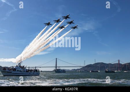 Blue Angels Delta oltre la Baia di San Francisco Foto Stock