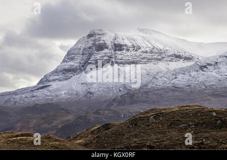 Montagna quinag con vela gharbh picco in inverno con neve in Assynt, Sutherland, North West Highlands della Scozia sulla costa nord 500 route, Regno Unito Foto Stock