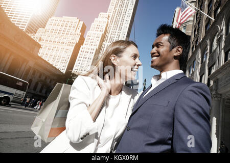 Giovane facendo shopping a Manhattan NYC Foto Stock