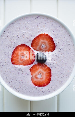 Farina di avena porridge realizzato di avena, purea di banana, latte di mandorla e frutti di bosco, tutti mescolati insieme Foto Stock