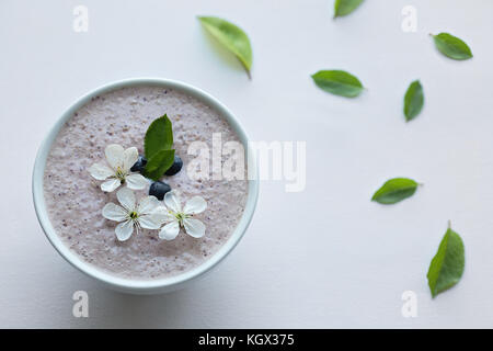 Farina di avena porridge realizzato di avena, purea di banana, latte di mandorla e frutti di bosco, tutti mescolati insieme, isolato su sfondo bianco Foto Stock