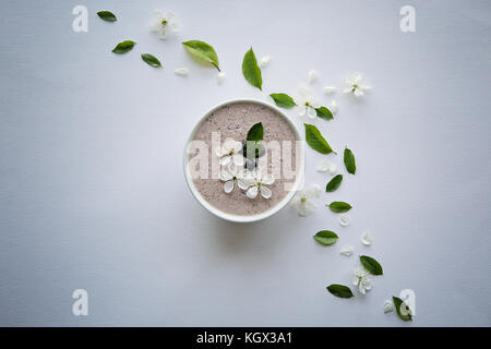 Farina di avena porridge realizzato di avena, purea di banana, latte di mandorla e frutti di bosco, tutti mescolati insieme, isolato su sfondo bianco Foto Stock