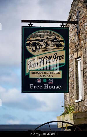 Inn segno. Tan Hill Inn, Richmondshire, North Yorkshire, Inghilterra, Regno Unito, Europa. Foto Stock