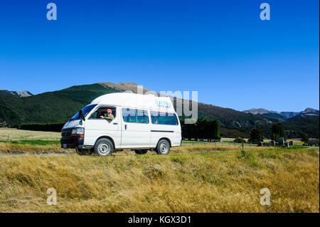 Camper van nel bellissimo scenario di montagna intorno a Arthur's Pass, Isola del Sud, Nuova Zelanda Foto Stock