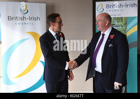 Il primo Ministro Guernsey Governo Gavin St Pier (a destra) è accolto dal primo Ministro di Jersey Ian Gorst, in vista di una riunione del Consiglio irlandese britannico all'Hotel LHorizon di Jersey. Foto Stock