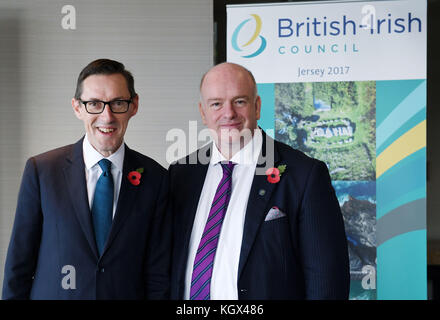 Il primo ministro Guernsey il governo Gavin St Pier (a destra) viene accolto dal primo ministro del Jersey Ian Gorst, prima di una riunione del British Irish Council presso l'Hotel L&Otilde;Horizon a Jersey. Foto Stock