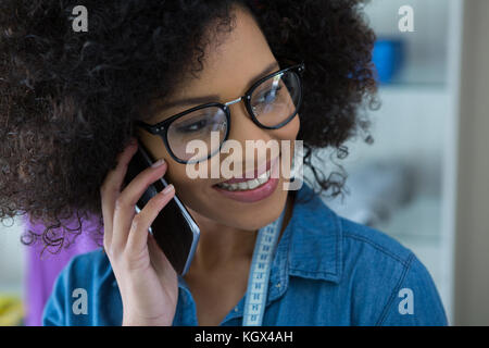 Close-up di moda femminile designer parlando al telefono cellulare Foto Stock