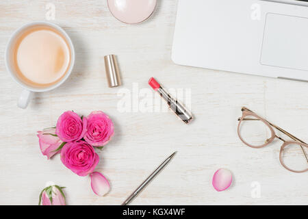 Moda trucco cosmetici con rose. flat laico, vista dall'alto su sfondo rosa Foto Stock