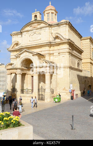 La Valletta, Malta - 31 ottobre 2017: la gente a piedi nella parte anteriore di Nostra Signora delle Vittorie chiesa di la Valletta a Malta Foto Stock