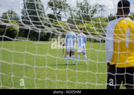 Giocatore di calcio è pronto a calciare la sfera dal punto di penalizzazione nel terreno Foto Stock