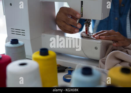 La sezione centrale del fashion designer panno di cucitura a macchina da cucire Foto Stock