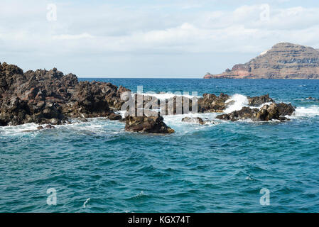 Die landschaft auf das Meer und die bergige insel mit den sonnigen tag. Foto Stock