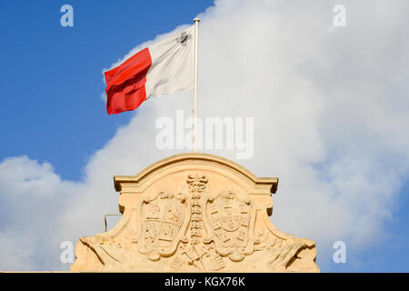 Malta bandiera nazionale su auberge de Castille a La Valletta, Malta Foto Stock