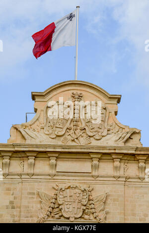 Malta bandiera nazionale su auberge de Castille a La Valletta, Malta Foto Stock