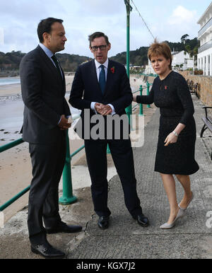 (Da sinistra a destra) Taoiseach Leo Varadkar, primo ministro di Jersey Ian Gorst e primo ministro Nicola Sturgeon in vista di una riunione del British Irish Council presso l'Hotel l'Horizon a Jersey. Foto Stock