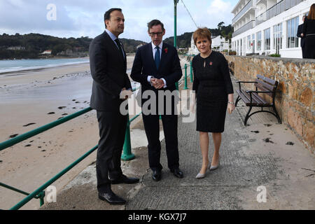 (Da sinistra a destra) Taoiseach Leo Varadkar, primo ministro di Jersey Ian Gorst e primo ministro Nicola Sturgeon in vista di una riunione del British Irish Council presso l'Hotel l'Horizon a Jersey. Foto Stock