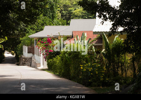 La Seychelles, La Digue, La Passe, case di recente costruzione accanto alla strada interna dietro il villaggio Foto Stock