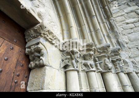 Anteriore romanica in spagnolo chiesa Nuestra Senora de Baldos, Montanana, provincia di Huesca, Aragona, Spagna. Foto Stock