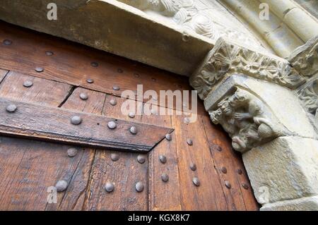 Anteriore romanica in spagnolo chiesa Nuestra Senora de Baldos, Montanana, provincia di Huesca, Aragona, Spagna. Foto Stock