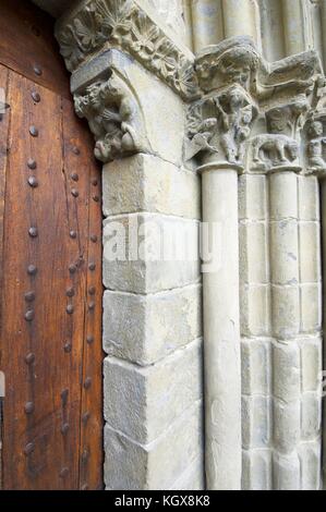 Anteriore romanica in spagnolo chiesa Nuestra Senora de Baldos, Montanana, provincia di Huesca, Aragona, Spagna. Foto Stock