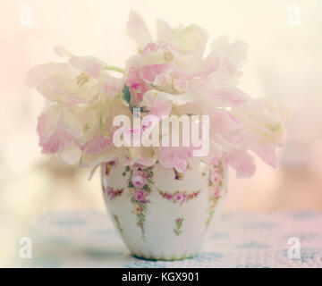 Shabby Chic decorazione - rosa tulipani nel libro vintage Foto stock - Alamy