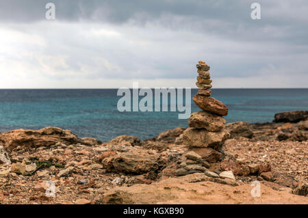 Bilanciamento del rock in soluzione salina ses cappuccio sull isola di Maiorca (isole Baleari, Spagna) Foto Stock