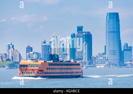 La Staten Island Ferry con skyline di New York City usa new york skyline skyline di manhattan con grattacieli di Manhattan island cbd new york stati uniti d'America Foto Stock