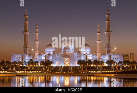 Lo sceicco Zayed Grande Moschea di Abu Dhabi dopo il tramonto Foto Stock