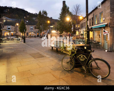 St Georges Square al crepuscolo Hebden Bridge West Yorkshire Inghilterra Foto Stock