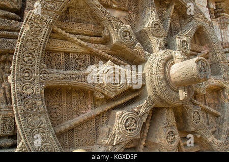 Gli intricati disegni di mola di pietra, raggi, assale e il perno del cuneo a sun tempio, konark, Orissa, India, Asia Foto Stock