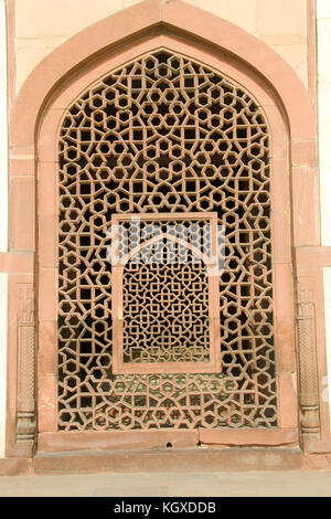 Intricati intarsi di finestra di pietra grill presso la tomba di Humayun, Nuova Delhi, India, Asia Foto Stock