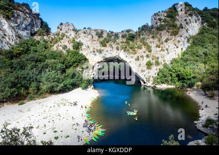 La Francia. Ardeche (07). Gole dell'Ardeche. Vallon Pont d'Arc, alto luogo della preistoria. Il famoso Pont d'Arc arco naturale di oltre 60 metri Foto Stock