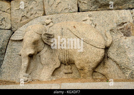 Scultura su pietra raffiguranti scene di guerra a 'mahanavami dibba' in hampi, Karnataka, India, Asia Foto Stock