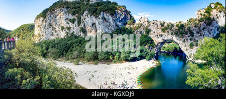 La Francia. Ardeche (07). Gole dell'Ardeche. Vallon Pont d'Arc, alto luogo della preistoria. Il famoso Pont d'Arc arco naturale di oltre 60 metri Foto Stock