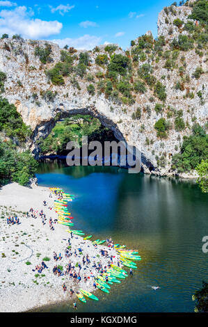 La Francia. Ardeche (07). Gole dell'Ardeche. Vallon Pont d'Arc, alto luogo della preistoria. Il famoso Pont d'Arc arco naturale di oltre 60 metri Foto Stock