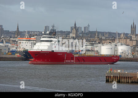 Alimentazione Offshore nave 'Standard Princess' uscire da Aberdeen banchine del porto per il Mare del Nord. Foto Stock