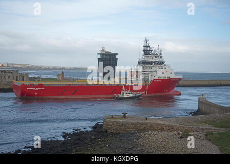 Alimentazione Offshore nave 'Standard Princess' uscire da Aberdeen banchine del porto per il Mare del Nord. Foto Stock