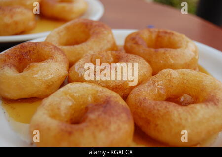 Loukoumades con miele e cannella. Foto Stock