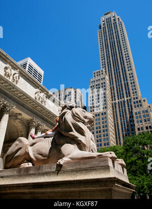 Statua del Leone della Biblioteca pubblica di New York Foto Stock