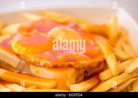 Francesinha - un sandwich portoghese servito con patate fritte, originariamente dal porto, Portogallo Foto Stock