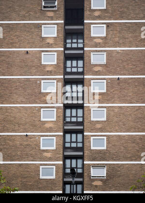 Close up vista astratta di Windows su un blocco a torre in Stevenage città nuova Hertfordshire, Regno Unito Foto Stock