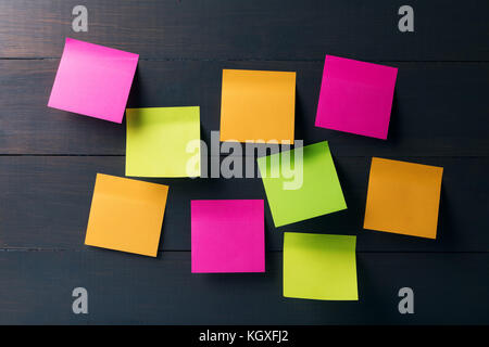 Colorate vuote sticky notes su sfondo di legno Foto Stock