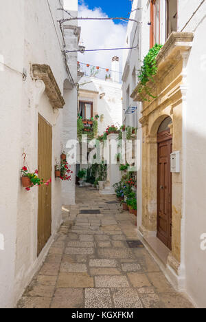 Cisternino (Italia) - il centro storico della piccola e graziosa città bianca della provincia di Brindisi, puglia, italia meridionale Foto Stock